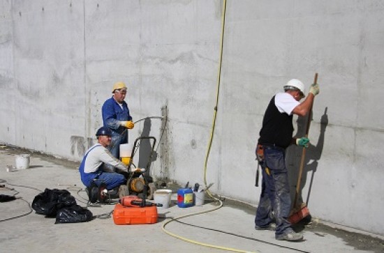 Met betoninjectie scheuren in beton repareren