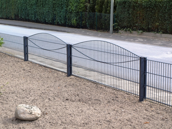 Trappen, hekwerk, sierhekwerken en metalen tuinhekken te koop tegen scherpe prijzen.