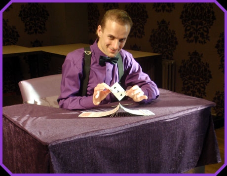 Close-up magic show voor volwassenen door Quintus de paarse goochelaar