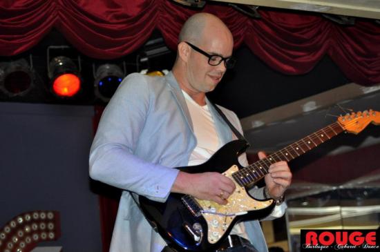 Allround zanger (eventueel als gitaar act) voor al uw feesten & partijen !!