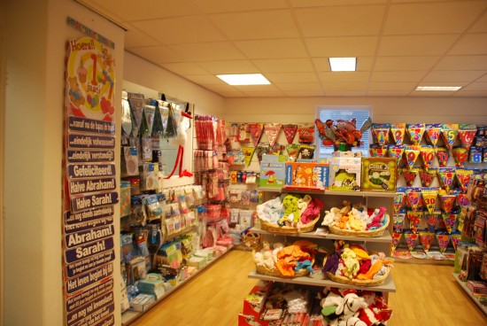 Diverse feest- en versierartikelen te koop