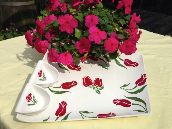 Workshop porseleinen servies schilderen c.g. sjabloneren in het keukenatelier van PorceLeen