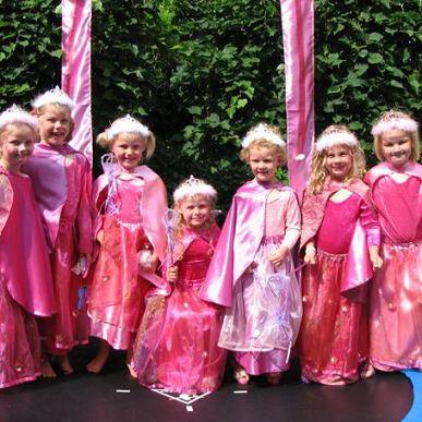 Kinderfeestje, Verkleedkist, knutselen en traktatiecadeautjes