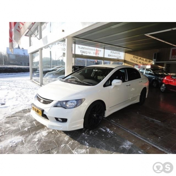 Auto goedkoop laten wassen poetsen cleanen , polijsten waxen