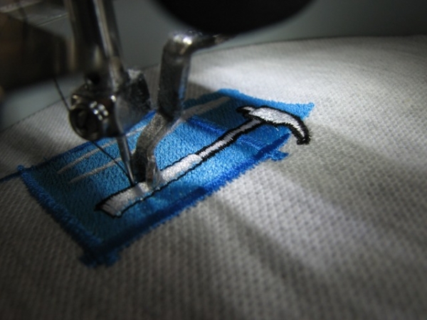Logo's en badges borduren op kleding en andere textiele producten