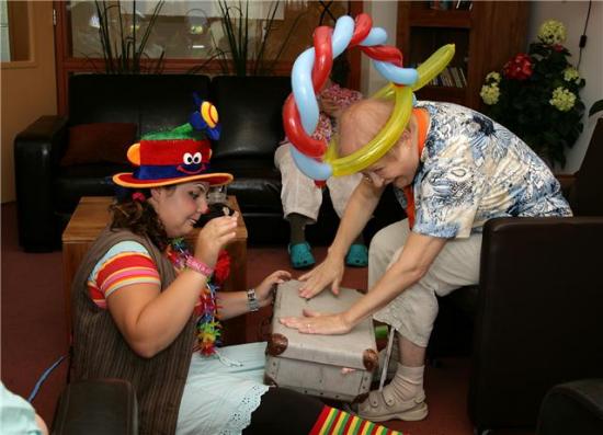Contactclown Biba voor dementerende ouderen