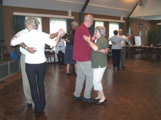 GRATIS Ouderwetse stijldansmiddag in zorgcentrum, senioren DJ, heerlijk muziek en dansfeestje — foto 1