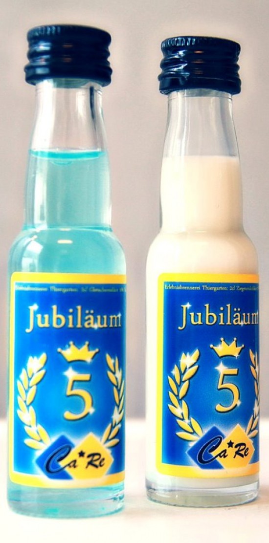 Promotie door miniatuur flesjes drank. Met gratis met eigen etiket.