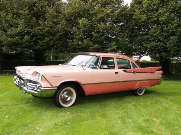 Te huur de MOOISTE ROZE trouwauto van Nederland.
