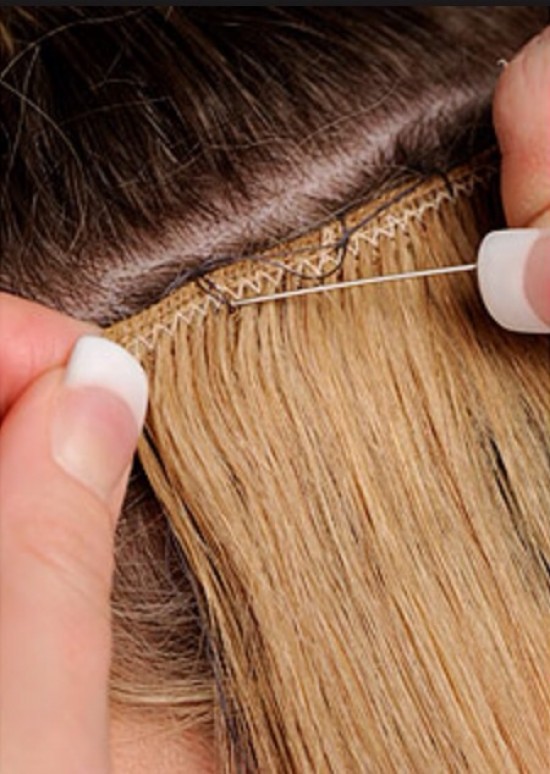 Hair weave laten zetten door middel van invlechten. Haarverlenging, extentions, hair weave, vlechte — foto 2