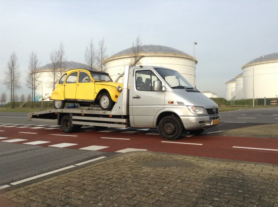 Oprijwagen, autoambulance, autotransport, met chauffeur — foto 2