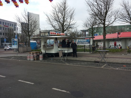 Tapwagen huren biereiland verhuur van bierwagen koelkasten biertap koelkisten statafels en hangtafel — foto 2