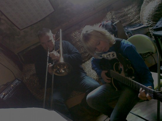 GITAARLES en div. MUZIEKLESSEN -- Kleurrijke Muziek-, en Gitaarlessen op Maat — foto 3