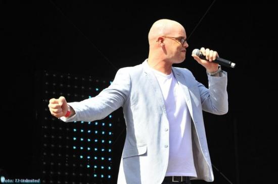 Allround zanger (eventueel als gitaar act) voor al uw feesten & partijen !! — foto 3