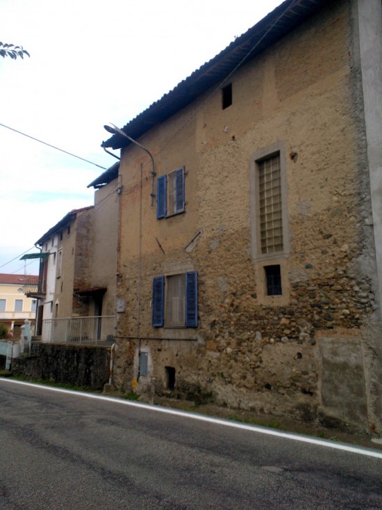 Dubbel buitenhuis met grote tuin in Caravino, Turijn, Italië — foto 3