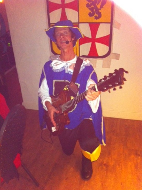 Gitarist Zanger Troubadour voor feest café of diner. — foto 3