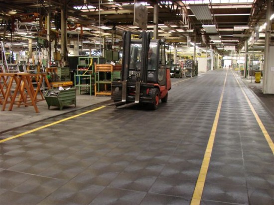 Vloeistofdichte vloer, PVC, industriele bedrijfsvloer, tegelvloer, NVT Benelux BV — foto 3