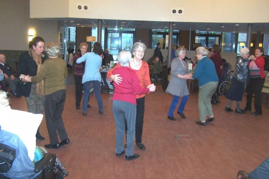 GRATIS Ouderwetse stijldansmiddag in zorgcentrum, senioren DJ, heerlijk muziek en dansfeestje — foto 3
