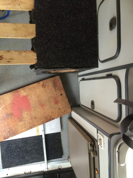 Camperbed (ver)bouwen in Ford Transit — foto 3