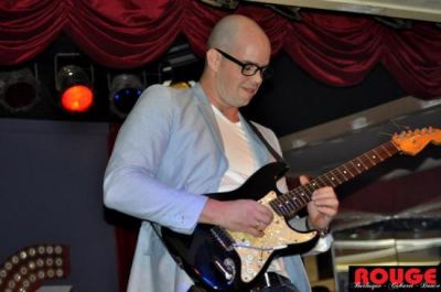 Allround zanger (eventueel als gitaar act) voor al uw feesten & partijen !!