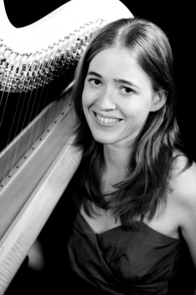 Harpiste Renske Tjoelker verzorgt muziek bij bijzondere gelegenheden!